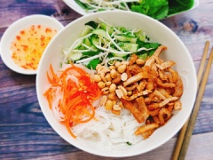 Khi ăn nên” xé” bánh tằm ra thành từng miếng nhỏ sẽ ngon hơn. Cho bánh tằm ra dĩa, cho thịt , cà rốt ngâm chua ngọt, rau giá và đậu phộng lên trên. Chan nước mắm chua ngọt vào nữa rồi thưởng thức thôi nào.
