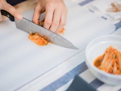 Cắt bỏ gốc hành lá, rửa sạch, để ráo. Xắt nhỏ hành lá. Lột vỏ tỏi, đập dập và băm nhuyễn. Cắt nhỏ kim chi cải thảo hay cắt thành khúc vừa ăn cũng được nữa nha (này tùy theo sở thích của mỗi người).
