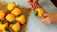 Đem treo hồng ở nơi có nắng và khô ráo trong khoảng từ 7 ngày.