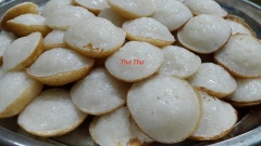 Bánh bò cốt dừa nướng chín đổ bánh ra khay để nguội và có thể thưởng thức. Món bánh bò nướng vừa dai dai, thơm nước cốt dừa cả nhà đều thích. Những chiếc cánh bò cốt dừa nở bung, nhỏ xinh xắn như thế này thì bữa ăn nhẹ của cả nhà sẽ hấp dẫn hơn nhiều nhé.