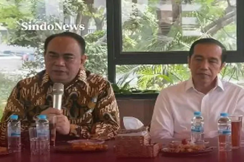 Ketua Umum Relawan Projo, Budi Arie Setiadi, saat memberikan keterangan di depan publik.
