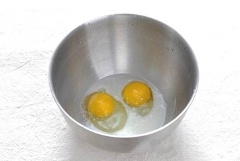 Kiwi, dâu tây cắt miếng vừa ăn. Đập trứng vào bát, thêm sữa tươi, 8gr đường, 1gr muối vào trộn đều. Lăn đều lát bánh mì vào tô trứng sữa cho trứng sữa thấm đều lát bánh.