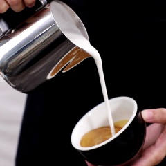 Nghiêng cốc cà phê 45 độ, nâng cao ca sữa đã tạo bọt và rót từ từ vào ly cà phê để trộn đều 2 nguyên liệu cho đến khi hỗn hợp chạm vào thành cốc thì dừng. Tiếp đến, đặt ca vào thành cốc, rót nhẹ nhàng để bọt sữa nổi lên mặt vào tạo hình tùy thích, vừa rót vừa ngửa cốc trở lại để hỗn hợp không bị tràn ra ngoài.