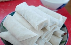 Tiếp tục cuộn cuốn chả lại cho thật đều và chắc nhé. Làm cho đến khi hết nguyên liệu thì ngưng. Đun nóng chảo dầu ăn, thà từng cá chả vào chiên đến khi chín vàng giòn tất cả các mặt thì vớt ra cho ráo dầu. Lưu ý không nên cho quá nhiều chả vào chiên một lần.