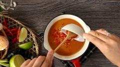 Nấu nước mắm và đường trên một chảo nhỏ, đun lửa vừa và khuấy đều cho đến khi hỗn hợp sôi thì tắt bếp. Để nguội hỗn hợp sau đó cho vào 1 tbsp tỏi băm, 1 tbsp ớt băm, 1 tbsp tương ớt và 1 tbsp nước cốt tắc rồi khuấy đều.