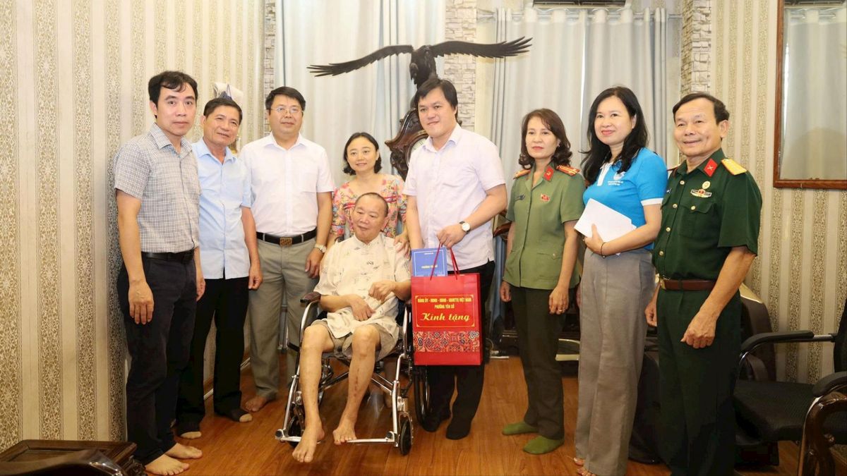 Phường Yên Sở thăm, tặng quà gia đình chính sách - Đài Phát thanh và truyền hình Hà Nội