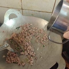 Bắt chảo lên bếp, cho đầu hành trắng vào phi đến khi dậy mùi thơm, sau đó cho thịt băm vào, đảo đều, cho 1 chút nước vào để cho thịt chín hẳn.