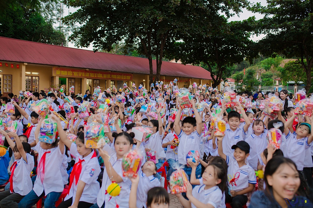 Tuổi trẻ Trường Đại học Tây Bắc tổ chức nhiều hoạt động trung thu ý nghĩa cho thiếu nhi