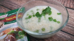Cho cháo tibo yến mạch ra chén, thêm ít hành ngò cắt nhỏ và tiêu xay là có thể thưởng thức. Chúc các bạn thành công với món ăn này.
