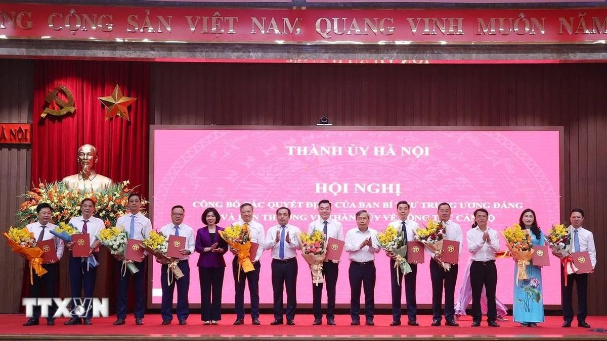 Thành ủy Hà Nội công bố và trao quyết định về công tác cán bộ - Báo VietnamPlus