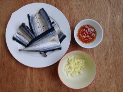 Cá thu đao rửa sạch, cắt cá từ lưng đến bụng nhưng không cắt đứt. Bỏ ruột cá, đầu cá, rửa sạch, cắt 2 khúc, để ráo nước. Tỏi bóc vỏ băm nhỏ, ớt cắt nhỏ. Nước mắm cho vào chén, thêm đường, nước rồi hòa tan. Làm nóng chảo với dầu ăn, thả cá vào chiên đến khi chín vàng, giòn rụm thì gắp ra dĩa.