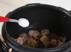 Tiếp theo, cho thịt vịt vào nồi hầm. Thêm 300ml bia, hoa hồi, thanh quế, 1 muỗng canh nước tương, 1 muỗng canh đường trắng, 1 muỗng cà phê muối, 1 muỗng cà phê hạt nêm vào, đậy kín nắp.