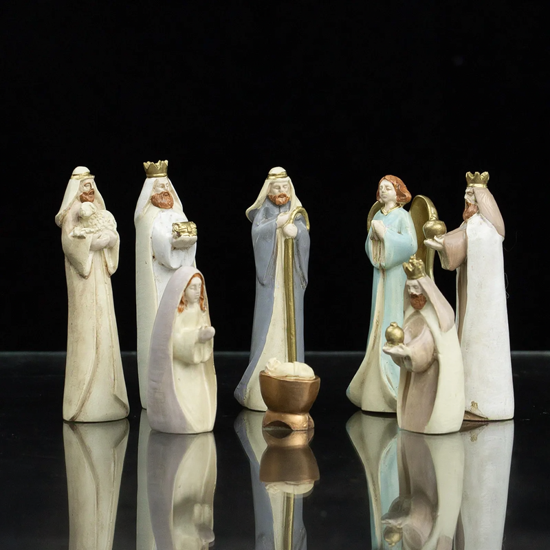 Weihnachtliche Krippenfiguren-Set aus Kunstharz