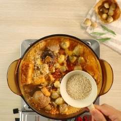 Nêm vào 1 muỗng canh hạt nêm, 1 muỗng cà phê bột ngọt, 1/2 muỗng canh muối, 1 muỗng canh nước mắm cho vừa ăn sau đó tắt bếp.