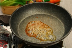Cho 2 muỗng canh đường và 1 muỗng canh nước vào chảo, đun cho đường tan chảy. Khi thấy nước màu chuyển sang cánh gián thì hạ nhỏ lửa. Nhanh tay cho thịt ba chỉ đã ướp vào đảo đều. Khi thịt heo săn lại thì cho 4 muỗng canh xốt nêm thịt heo knorr vào, trộn đều tay. Đun lửa vừa cho đến khi thịt kho chín thì tắt bếp.