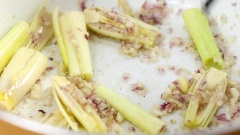 Bắc nồi lên bếp, cho vào 2 muỗng canh dầu ăn, đợi dầu nóng thì cho 20gr sả đập dập, 10gr hành tím băm, 10gr tỏi băm vào phi thơm. Tiếp theo cho thịt bò đã ướp vào xào săn. Sau đó thêm 1,5 lít nước lọc vào nồi, khuấy đều rồi hầm thịt bò 30 phút ở lửa nhỏ (nếu không ướp nước cốt chanh thời gian hầm sẽ là 60 phút). Tiếp theo cho 150gr cà rốt vào, hầm thêm 30 phút nữa cho cà rốt mềm (nếu thích ăn cà rốt vẫn còn hơi giòn bạn có thể rút ngắn thời gian hầm cà rốt lại).