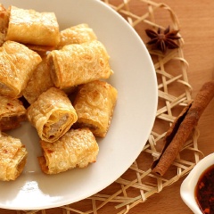 Thêm dầu vào chảo đun sôi, cho váng đậu vào chiên, đến khi váng đậu chuyển màu vàng đều thì vớt ra, đặt lên giấy ăn để thấm ráo dầu.