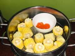 Lòng đỏ trứng muối rửa sơ qua rượu trắng. Bắp mỹ cắt khúc vừa ăn. Hấp cách thuỷ lòng đỏ trứng và bắp trong 7 phút.