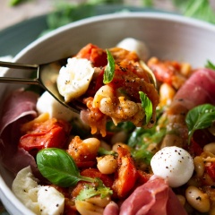 Salad đậu trắng cà chua với cách làm khá đơn giản, nhanh chóng cùng hương vị ngon khi kết hợp với nhiều nguyên liệu khác như phô mai, rau arugula, lá thyme thơm lừng đấy. Còn chờ gì mà không làm ngay cho mình một dĩa để thưởng thức nào.