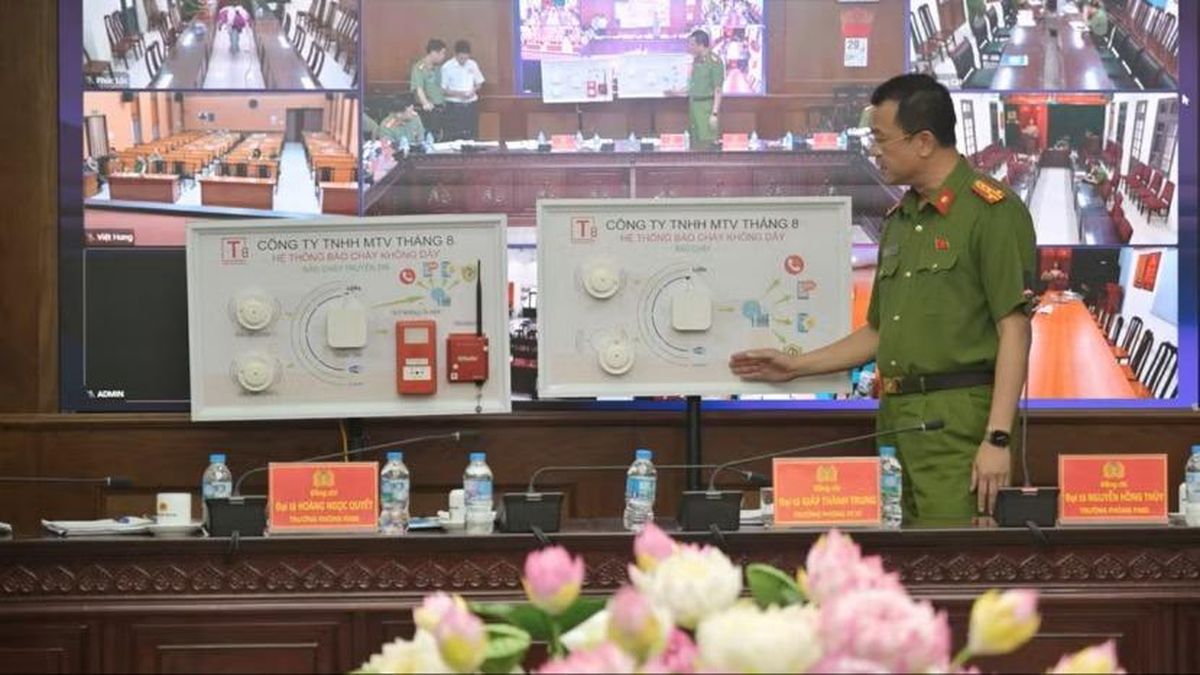 Công an Hà Nội ra mắt thiết bị báo cháy không dây - Đài Phát thanh và truyền hình Hà Nội