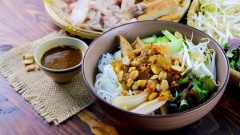 Bún mắm nêm miền Trung với những nguyên liệu gần gũi trong bữa ăn hằng ngày. Nước mắm nêm hội tủ đủ hương vị chua cay, mặn ngọt, đậm đà. Đặc biệt mùi thơm đặc trưng của bún mắm nêm khiến ai ăn được một lần sẽ nhớ mãi không thôi.