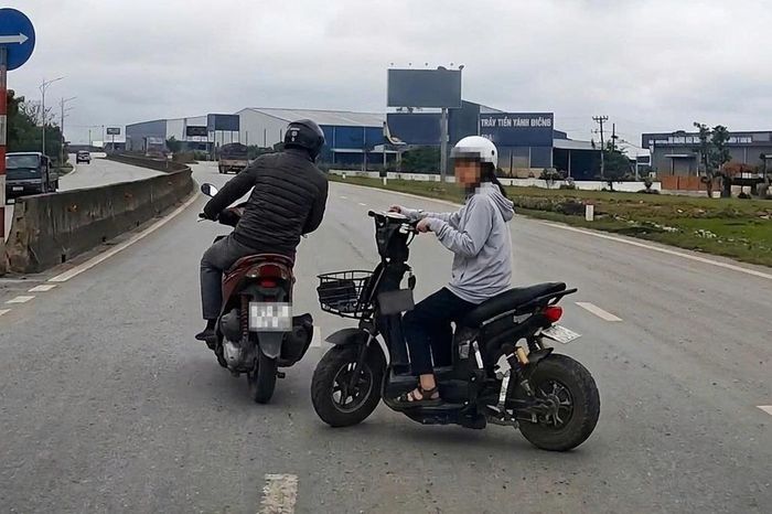 Xe máy điện bất ngờ cắt ngang đường bị ô tô húc văng - Báo Xây Dựng