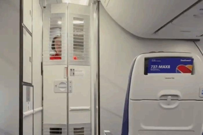 Vì sao máy bay Boeing có cánh cửa song sắt, khách gọi là 'nhà tù trên không'? - Báo VietnamNet