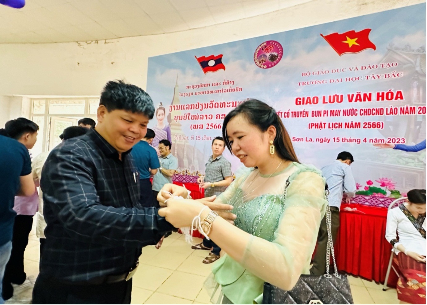 Trường Đại học Tây Bắc tổ chức Tết cổ truyền Bunpimay cho lưu học sinh Lào trong không khí đầm ấm vui tươi