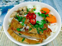 Cách ăn bánh canh chả cá: Cho sợi bánh canh bột gạo đã chần nước sôi vào tô, xếp chả cá, trứng cút cùng với cà rốt, củ cải, hành ngò lên trên rồi dùng vá múc nước dùng nóng hổi rưới lên trên, dùng ngay. Đây là món bánh canh thơm ngon, dễ nấu, bạn có thể nấu cho cả nhà thưởng thức mà không tốn quá nhiều thời gian.