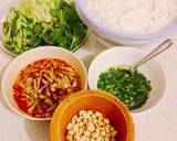 Chuẩn bị sẵn bún, rau, nước mắm, mỡ hành và đậu phộng. Chia đều rau ra tô, cho bún lên trên. Khi ăn thì mình xào thịt cho từng tô, để thịt chín đều và tránh xào quá tay.
