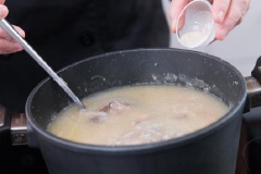 Khi thấy gạo đã bắt đầu nở bạn mở nắp ra cho gà vào nấu tiếp đến khi gà chín. Nêm muối, hạt tiêu và các gia vị khác cho vừa ăn, khuấy đều nồi cháo rồi tắt bếp.