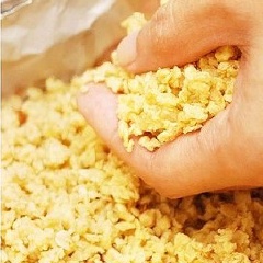Đổ phần mứt dâu lên trên mặt bánh, các bạn cũng dàn mứt cho thật đều ra nhé. Sau đó, các bạn đổ phần hỗn hợp bánh ngũ cốc còn lại lên trên và tiếp tục dàn đều như đã làm ở trên. Như vậy chúng ta đã có ba lớp gồm bánh, mứt, bánh