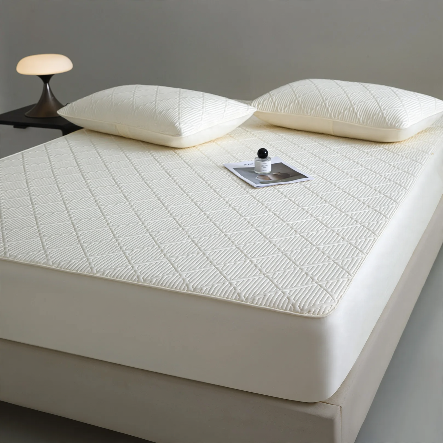 Cotton fitted sheet with anti-slip protection