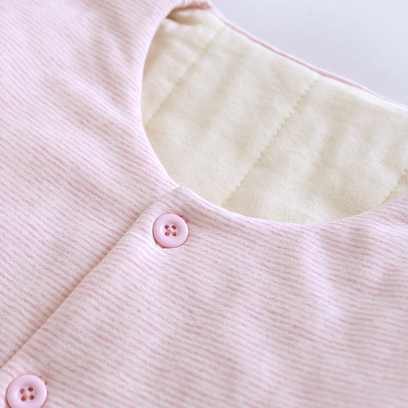 Lightweight women's quilted jacket with cotton filling