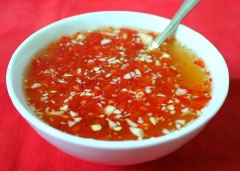 Cà rốt bào nhuyễn, pha nước giấm đường chua chua ngọt ngọt rồi cho cà rốt vào ngâm chừng vài tiếng.