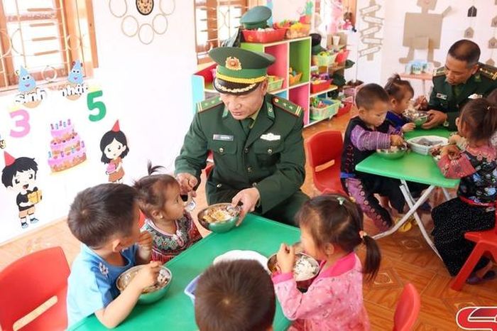 Chung tay vì sự học trên đỉnh Buốc Pát - Báo Sơn La