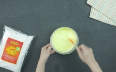 Rửa sạch khoai tây và khoai lang. Sau đó gọt vỏ và cắt thành từng thanh vuông hình trụ. Bên cạnh đó bạn pha bột: Cho 150gr bột chiên khoai Kamui vào tô, thêm 150ml nước vào và hòa tan đều hỗn hợp hơi sệt sệt.