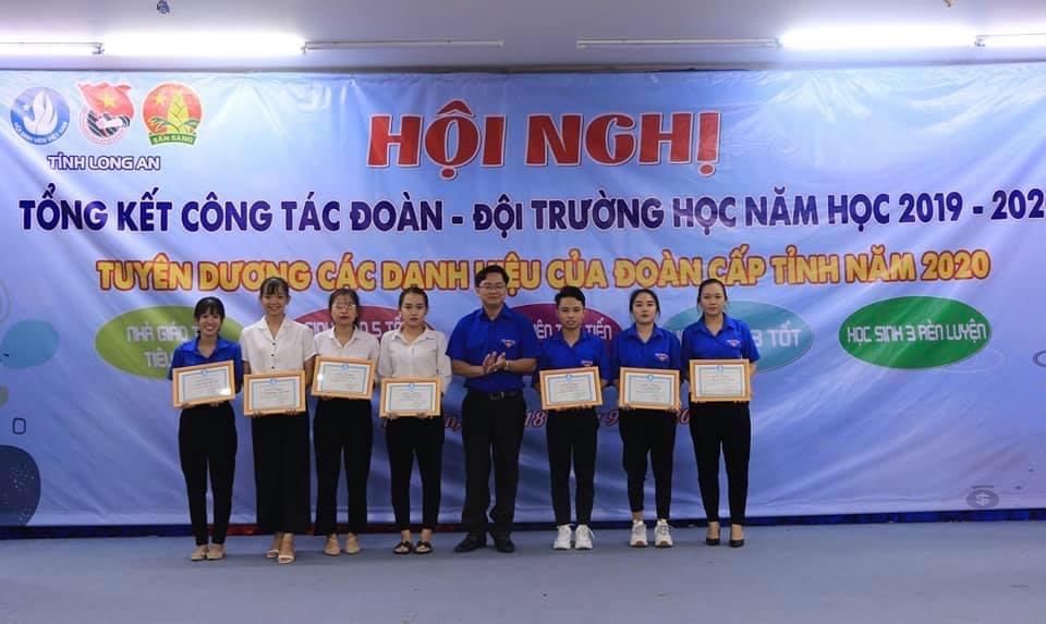 Đ/c Trần Quốc Quân – UV BTV, Trưởng ban Công tác thanh niên tỉnh Đoàn Long An trao giấy khen cho đoàn viên DLA đạt danh hiệu “sinh viên 5 tốt” cấp tỉnh