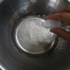 Làm vỏ bánh: lấy 1 cái thau cho nước đường, dầu ăn, nước hoa bưở, bột chia làm 3 phần và rây từ từ vào. Dùng đũa khấy cho đến khi hỗn hợp đặc lại.
