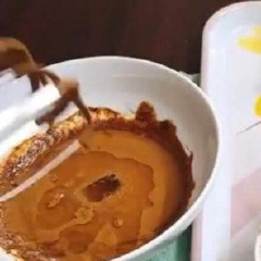 Dùng máy đánh trứng đánh bông cà phê đến khi cà phê cứng lên