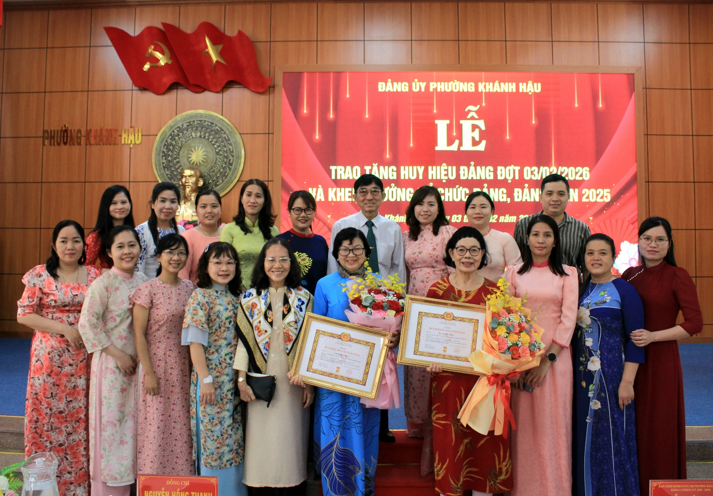 Chi bộ DLA chụp ảnh lưu niệm