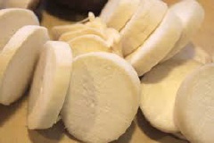 Nấm đùi gà cắt bỏ gốc, cắt thành khoanh tròn. Nấm hương ngâm nở, rửa sạch, cắt nhỏ.