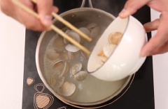 Cuối cùng, cho ngao vào, nêm 1/2 muỗng cà phê muối, 1/2 muỗng cà phê bột ngọt, nấu thêm 1 phút, tắt bếp.