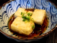 Trộn đều nước dùng Dashi với rượu Mirin và nước tương Shoyu. Cho đậu hũ chiên ra bát, rưới nước sốt lên và thưởng thức, bạn có thể cho thêm một ít hành lá băm lên mặt cho thơm nữa nè.