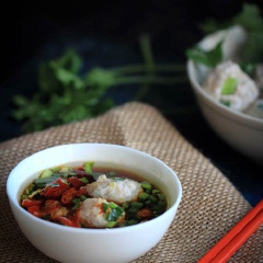 Trong một bát nhỏ, trộn đều 15g hành lá thái nhỏ, 15g rau mùi thái nhỏ, 7ml nước tương; 7ml dầu mè, 1 tép tỏi đập dập, 2 quả ớt tươi thái lát, 2 muỗng canh nước từ thịt viên. Sau đó, trang trí thịt viên với rau mùi rồi ăn thịt viên luộc với nước chấm.