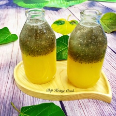 Cho nước ép thơm hạt chia mát lạnh vào ly. Uống liền thì cho vài viên đá nhỏ hoặc để lạnh ngăn mát trước khi uống. Xin mời...💁‍♀️