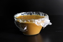 Chế caramel vào hỗn hợp sữa. Pha bột bắp với nước rồi chế vào nồi sữa miso và đặt lên bếp nấu trên lửa vừa, trong lúc nấu khuấy thường xuyên đến khi hỗn hợp có vẻ sệt lại, nổi bong bóng nhẹ thì tắt bếp. Đổ hỗn hợp vào tô lớn, bọc lại bằng màng bọc thực phẩm và cho vào tủ lạnh ít nhất 6 tiếng. Sau đó cho qua khuôn kem và để đông lạnh. Khi ăn chỉ cần múc thành từng viên và thưởng thức.