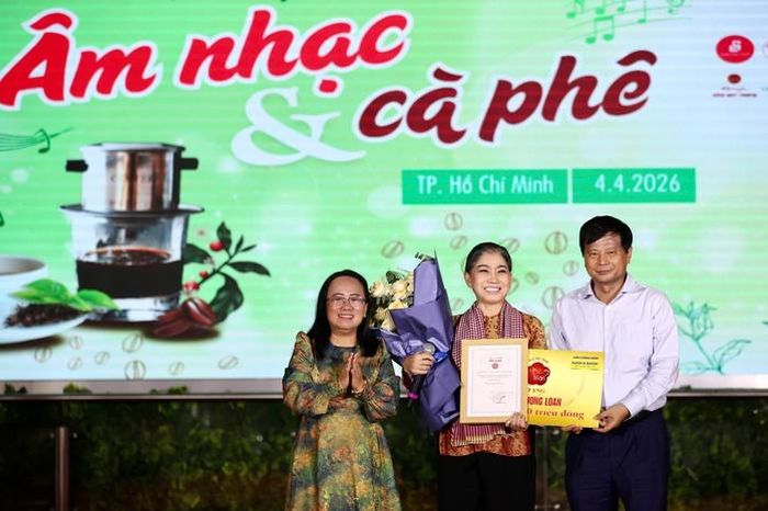 Trao tặng 'Mai vàng tri ân' cho NSND Phượng Loan và nhạc sĩ Nguyễn Cường - Báo Người Lao Động