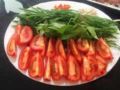 Cá khoai làm sạch, bóp sơ với chút muối, rửa lại cho sạch, để ráo, cắt làm đôi hoặc 3. Mẻ thêm chút nước rồi chà qua rây lấy phần cơm mẻ, bỏ phần bã. Cà chua rửa sạch, cắt múi cau. Hành lá, thì là, rau răm cắt bỏ rễ, cuống già, rửa sạch, để ráo, cắt nhỏ. Hành tím bóc vỏ, rửa sạch, đập giập, cắt nhỏ. Ớt rửa sạch, bỏ cuống, cắt lát.