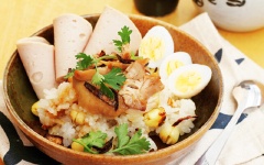 Bày xôi hạt sen ra ăn cùng thịt gà, chả lụa, trứng cút. Rắc lên mặt một ít hành phi và ngò cho thơm.